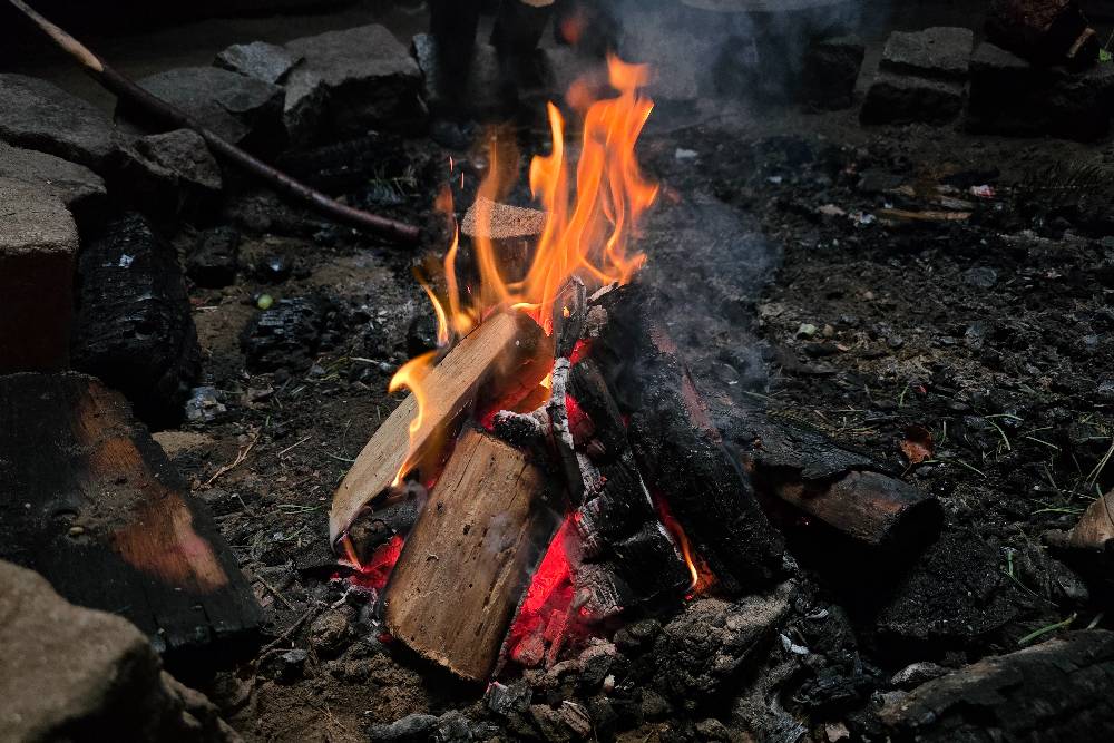 Lagerfeuer in einem Steinkreis