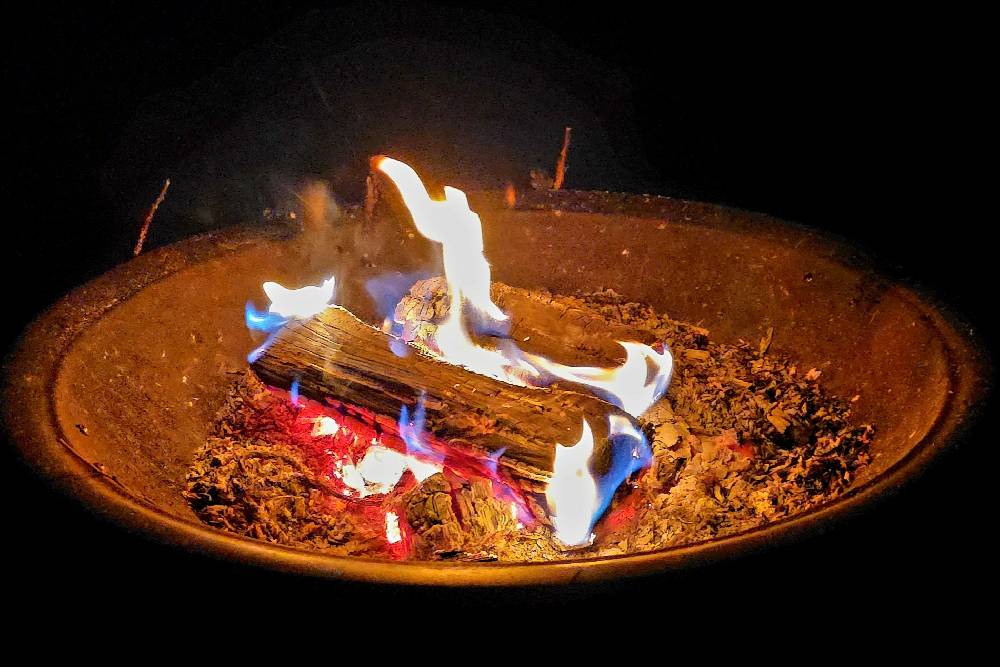 Lagerfeuer in einer Feuerschale